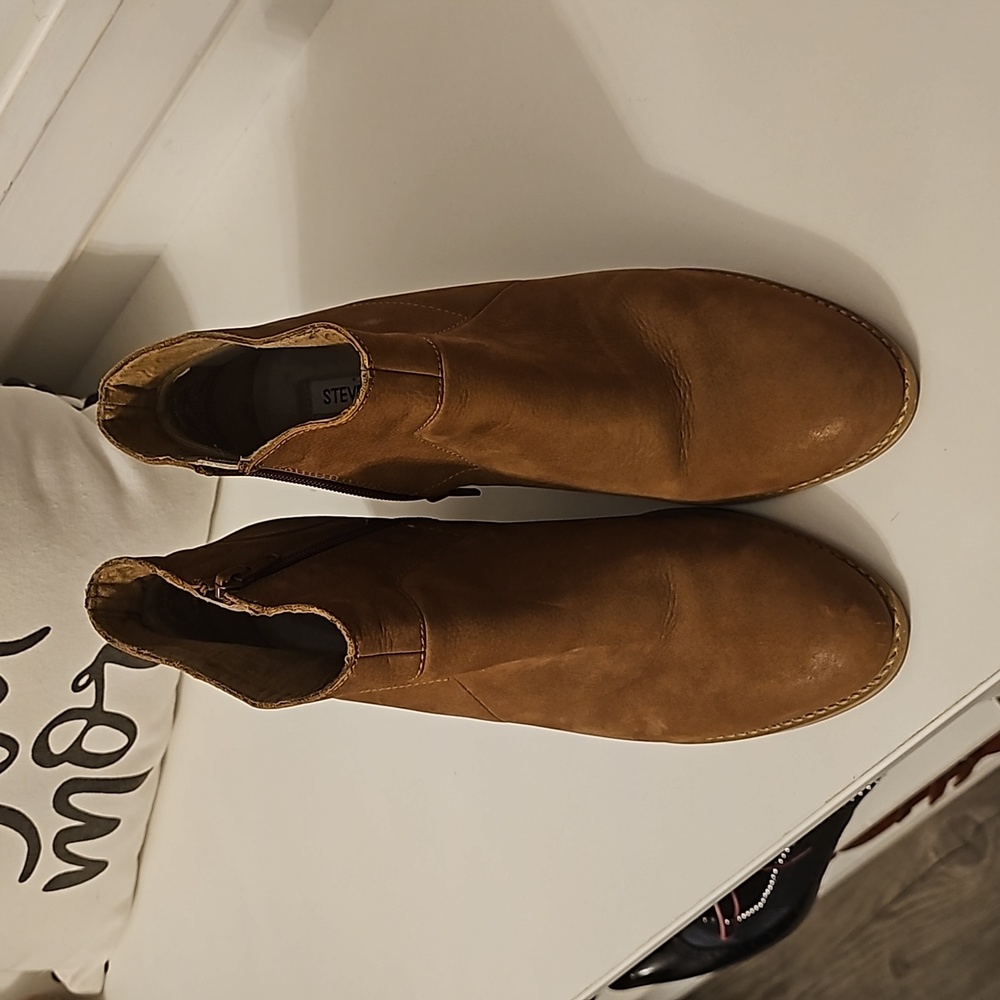 Size 10 Steve Madden Gilmore Tan bootie